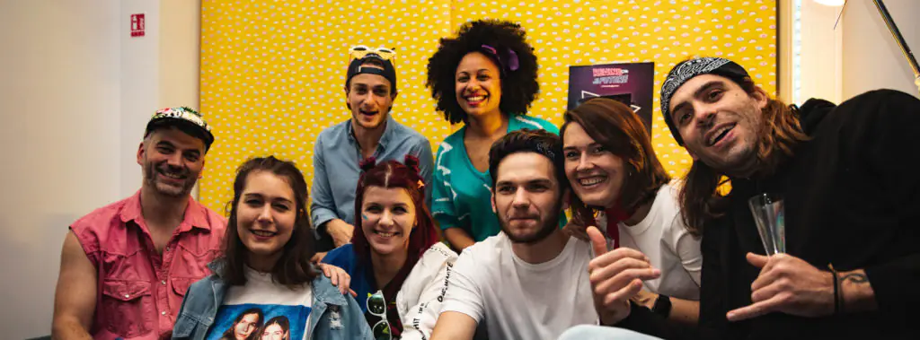 Collaborateurs souriants, ambiance de travail positive. Opportunités de carrière.