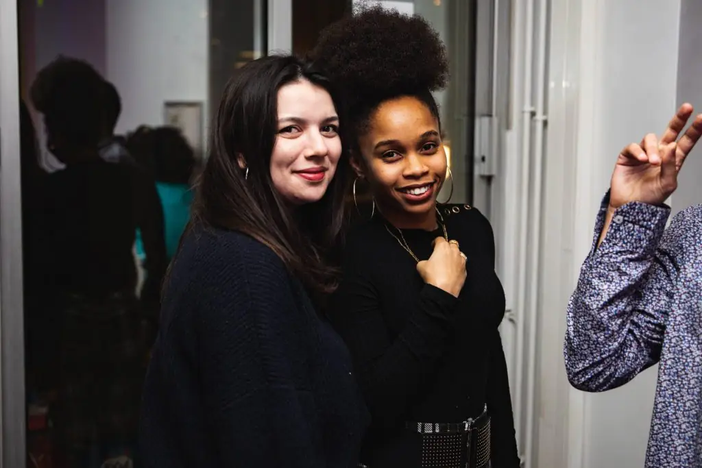 Deux collaboratrices souriantes de TheCodingMachine lors d'un événement professionnel.