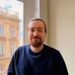 Portrait d'Aurélien Mutin, collaborateur souriant devant une fenêtre