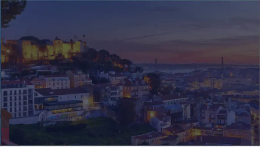 Vue nocturne de Lisbonne avec le château de São Jorge illuminé