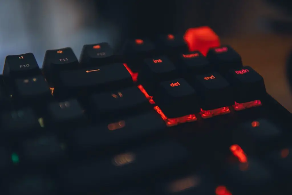 Clavier rétroéclairé rouge, touches "ins", "del", "end", utilisé par des codeurs en télétravail.