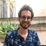 Mistral Oz, collaborateur souriant en chemise à motif tropical