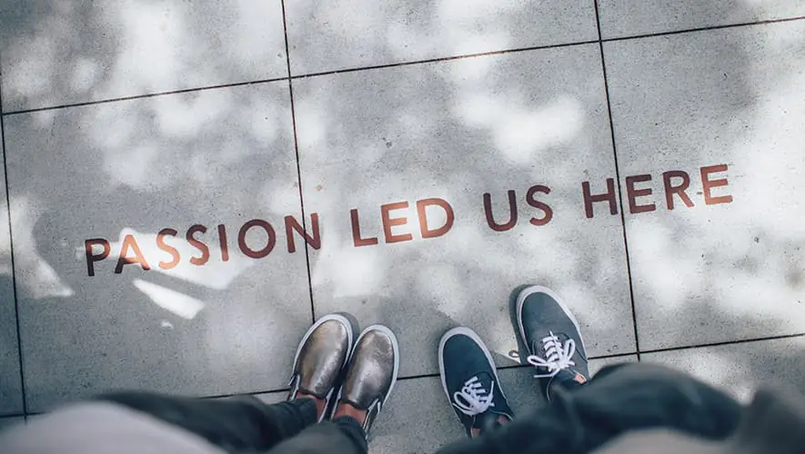 Vue de dessus de personnes devant l'inscription "Passion Led Us Here".