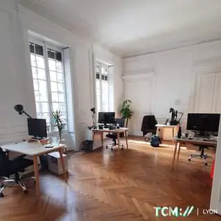 Bureau lumineux à Lyon, espace de travail pour agence de développement.