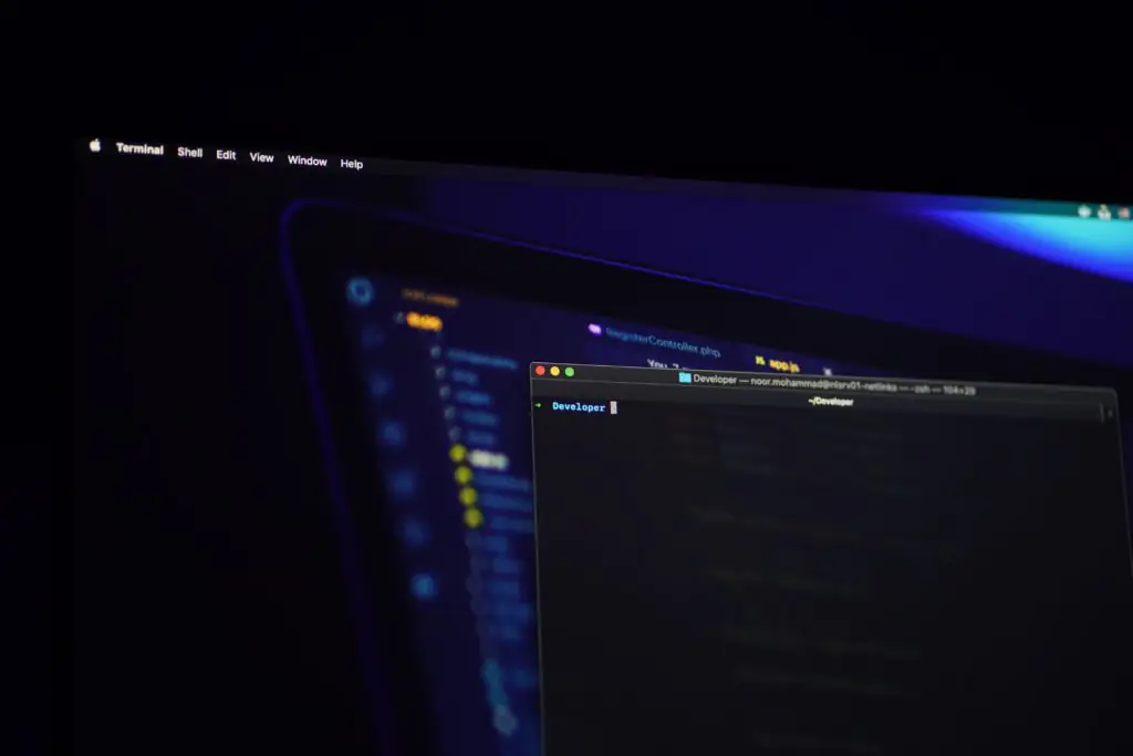Écran d'ordinateur affichant du code, pertinent pour les codeurs et le travail à distance.